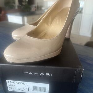 Wheat patent leather pump with gold